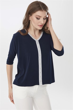 Женская хлопковая блуза со стразами и широким рукавом темно синего цвета