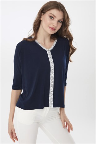 Женская хлопковая блуза со стразами и широким рукавом темно синего цвета