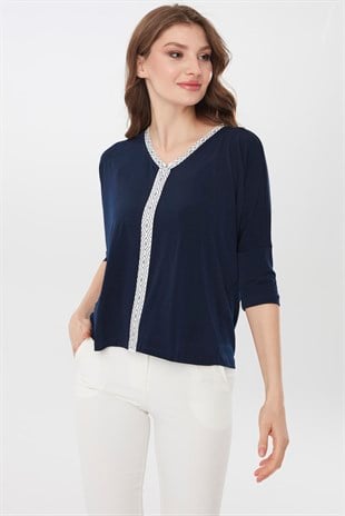 Женская хлопковая блуза со стразами и широким рукавом темно синего цвета