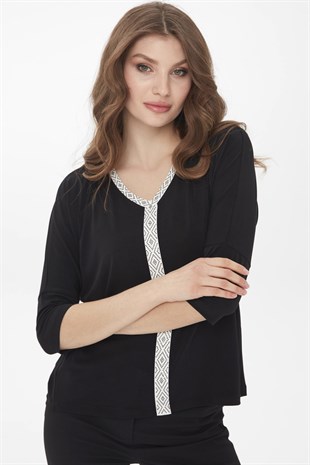 Женская хлопковая блуза со стразами и широким рукавом черного цвета