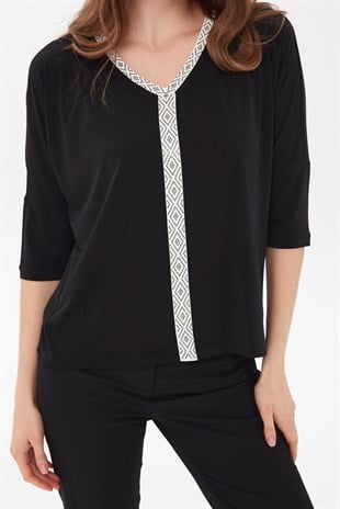 Женская хлопковая блуза со стразами и широким рукавом черного цвета