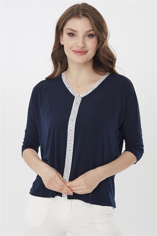 Женская хлопковая блуза со стразами и широким рукавом темно синего цвета