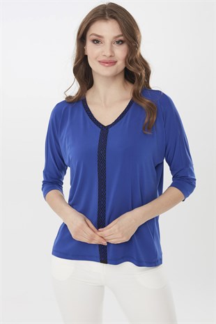 Женская хлопковая блуза со стразами и широким рукавом ярко синего цвета