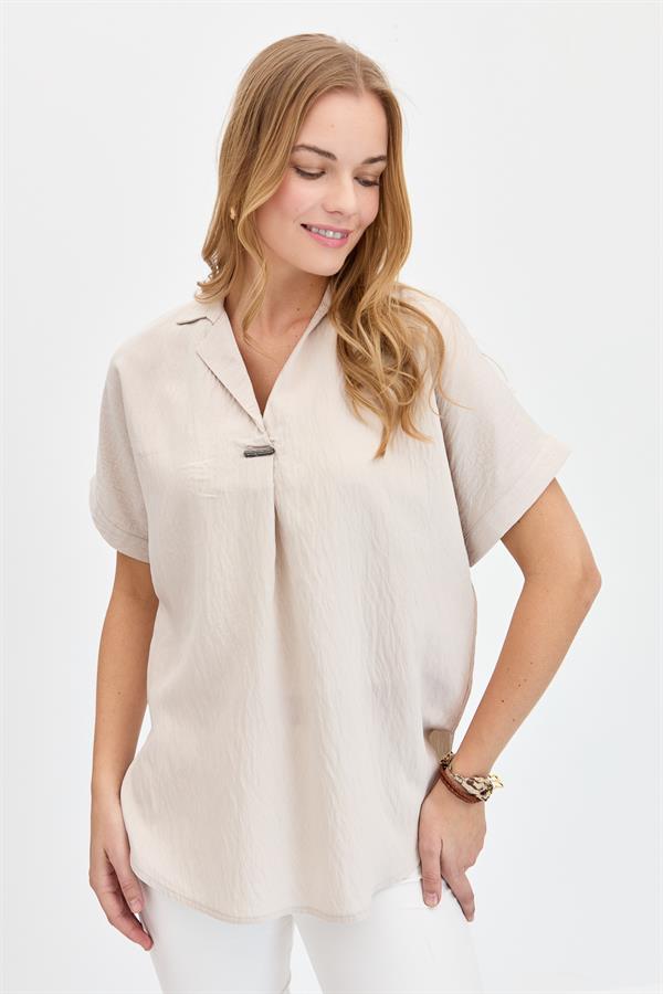 Женская хлопковая футболка с рубашечным вырезом и пряжкой бежевый