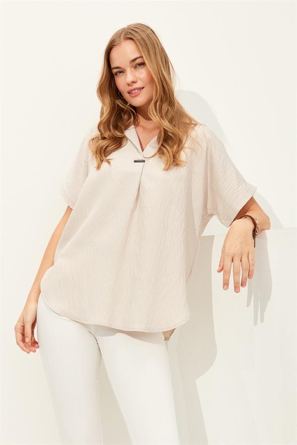 Женская хлопковая футболка с рубашечным вырезом и пряжкой бежевый