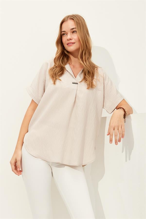 Женская хлопковая футболка с рубашечным вырезом и пряжкой бежевый