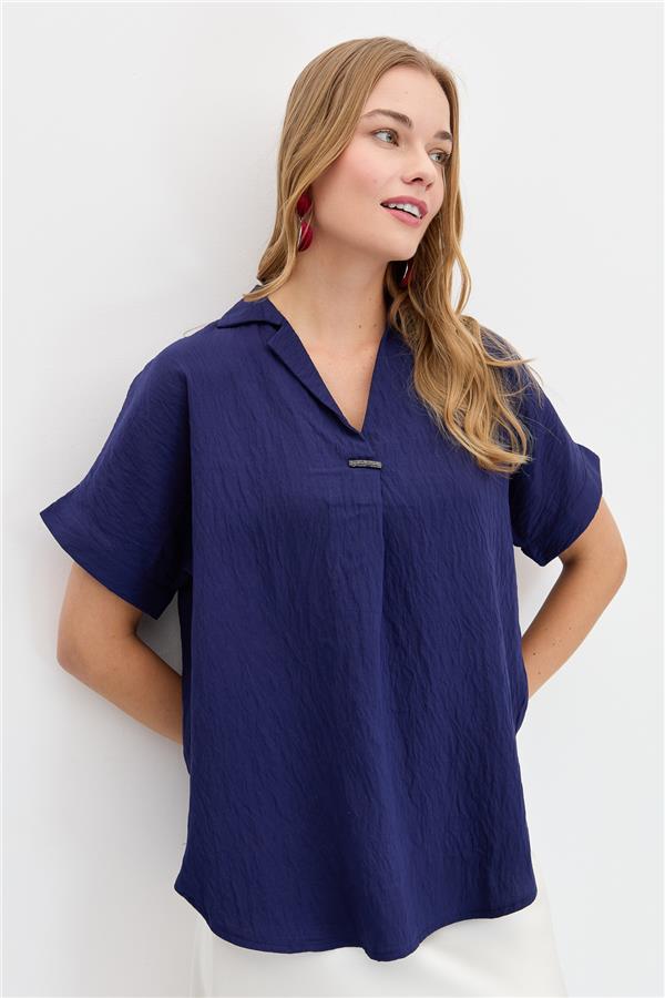 Женская хлопковая футболка с рубашечным вырезом и пряжкой  темно-синий