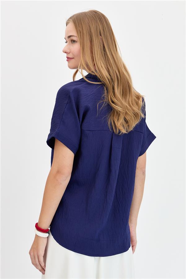Женская хлопковая футболка с рубашечным вырезом и пряжкой  темно-синий