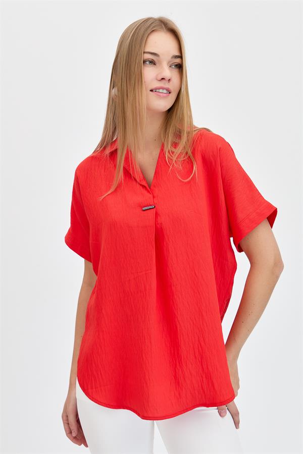 Женская хлопковая футболка с рубашечным вырезом и пряжкой коралл