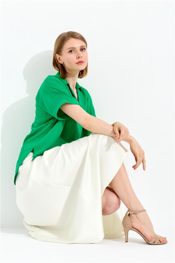 Женская хлопковая футболка с рубашечным вырезом и пряжкой зеленая