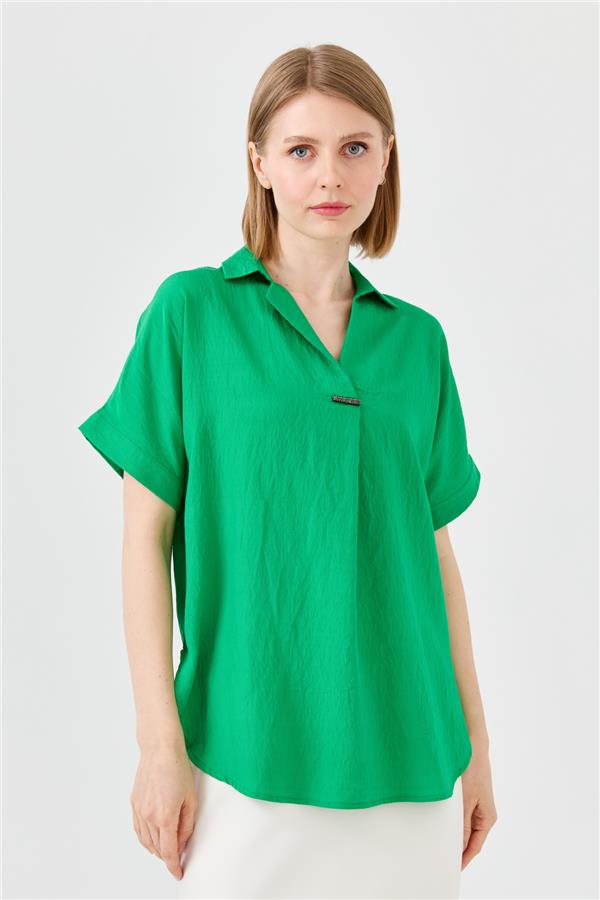 Женская хлопковая футболка с рубашечным вырезом и пряжкой зеленая