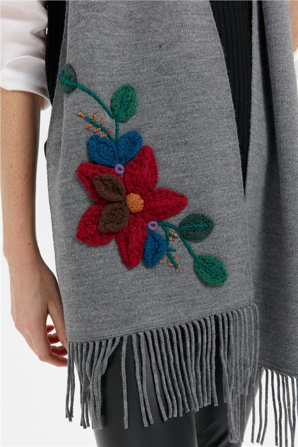 Kadın Örgü Çiçek İşlemeli Püsküllü Kaşkol Füme