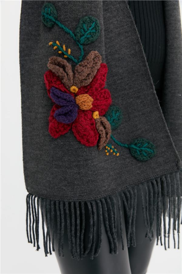 Kadın Örgü Çiçek İşlemeli Püsküllü Kaşkol K.Füme