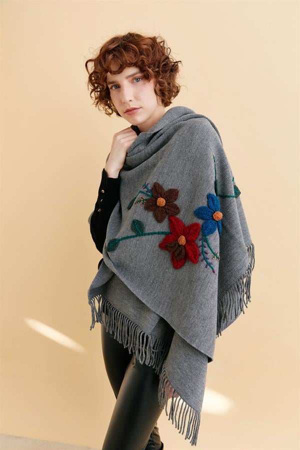 Kadın Örgü Çiçek İşlemeli Püsküllü Şal Füme