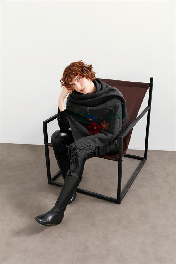 Kadın Örgü Çiçek İşlemeli Püsküllü Şal K.Füme