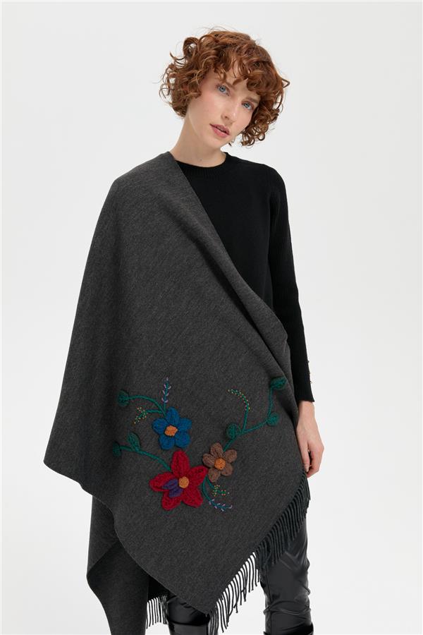 Kadın Örgü Çiçek İşlemeli Püsküllü Şal K.Füme