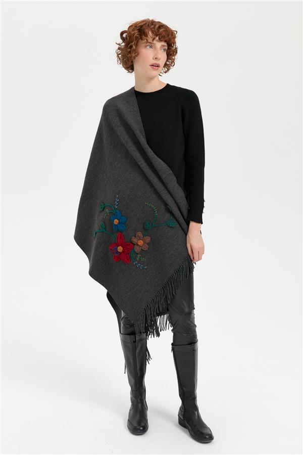 Kadın Örgü Çiçek İşlemeli Püsküllü Şal K.Füme