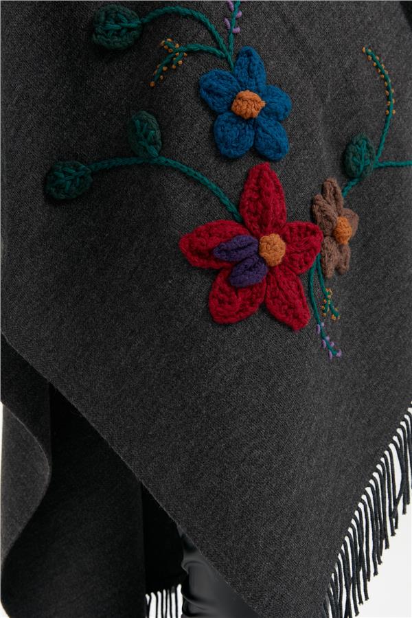 Kadın Örgü Çiçek İşlemeli Püsküllü Şal K.Füme