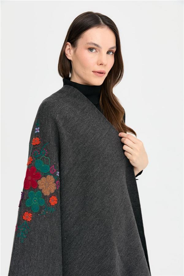 Kadın Ortası Çiçek İşlemeli Şal K.Füme