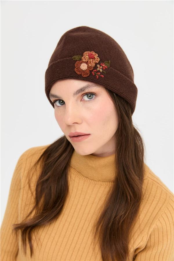 Kadın Papatya Çiçek İşlemeli Yün Bere M.Kahve