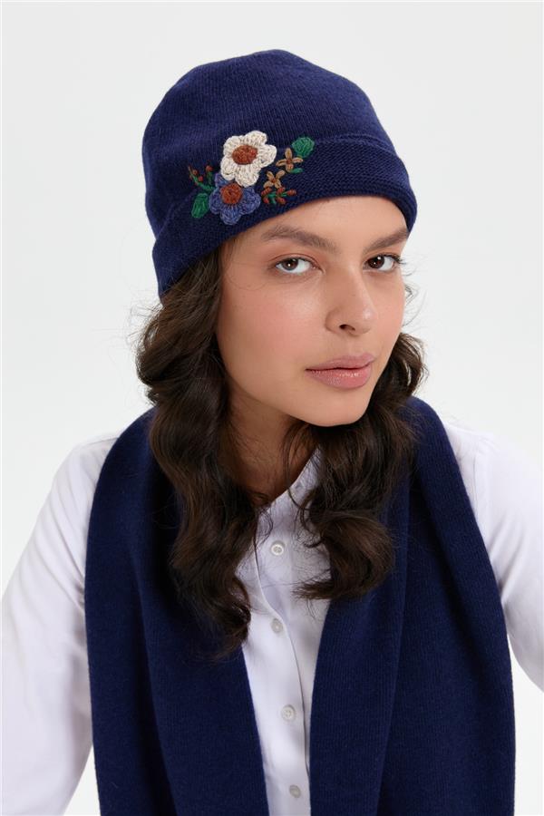 Kadın Papatya Çiçek İşlemeli Yün Bere Y.A Lacivert
