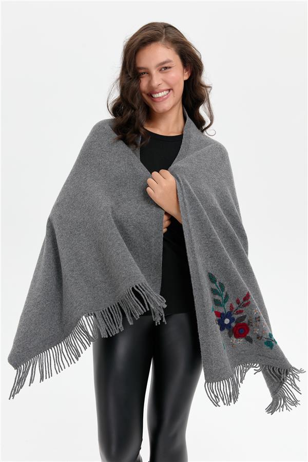 Kadın Papatya İşlemeli Püsküllü Yün Şal Füme