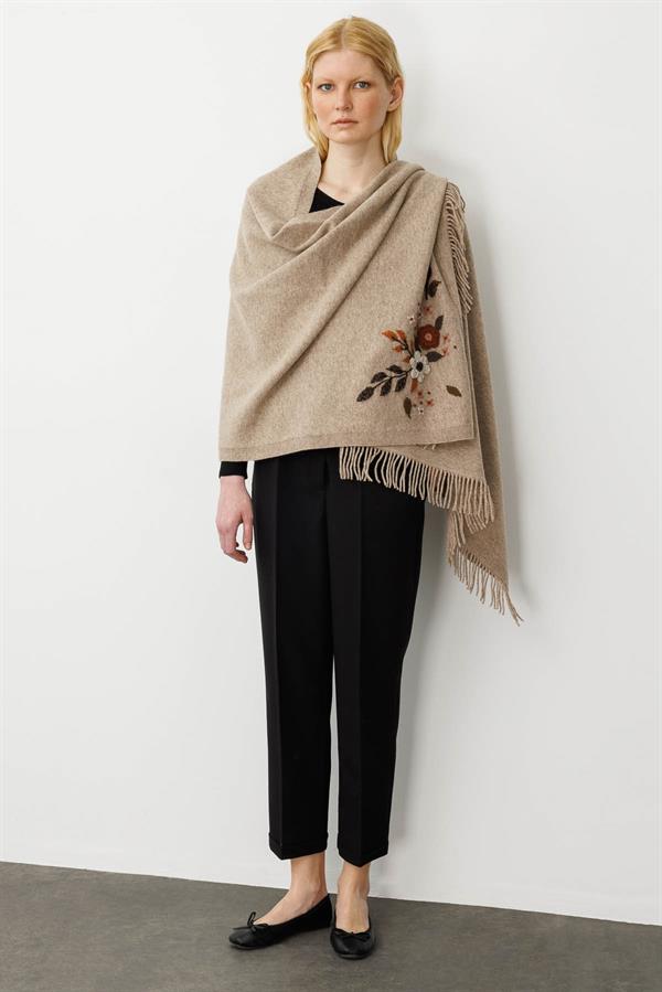 Kadın Papatya İşlemeli Püsküllü Yün Şal K.Bej