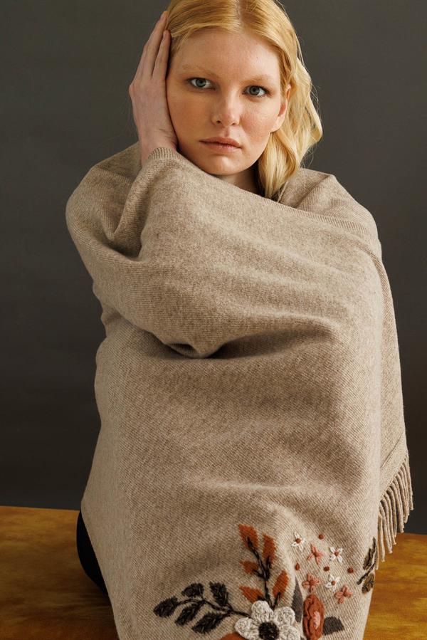 Kadın Papatya İşlemeli Püsküllü Yün Şal K.Bej