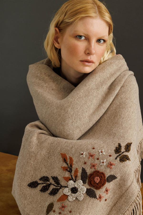 Kadın Papatya İşlemeli Püsküllü Yün Şal K.Bej