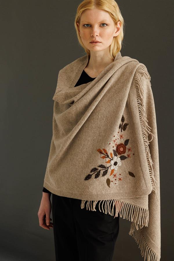 Kadın Papatya İşlemeli Püsküllü Yün Şal K.Bej