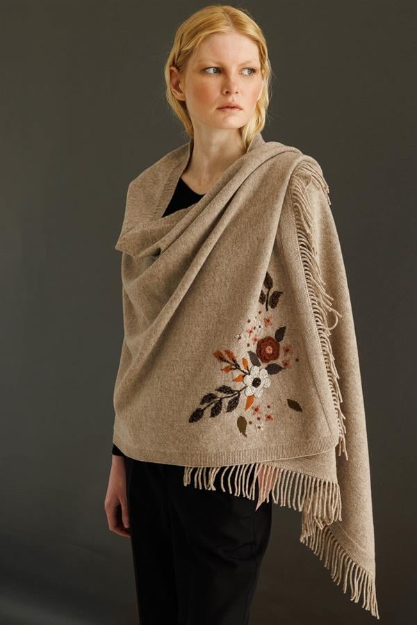 Kadın Papatya İşlemeli Püsküllü Yün Şal K.Bej