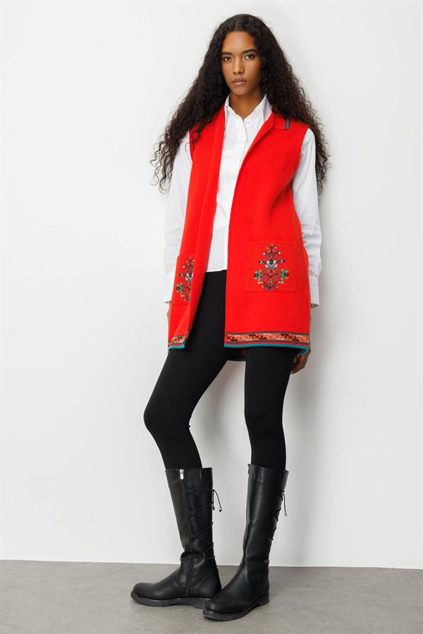 Kadın Polo Yaka Etek Ucu Kilim Desenli Uzun Yün Yelek Mercan