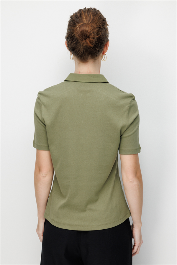 Kadın Polo Yaka İğne İşlemeli Pamuklu Penye T-shirt Haki