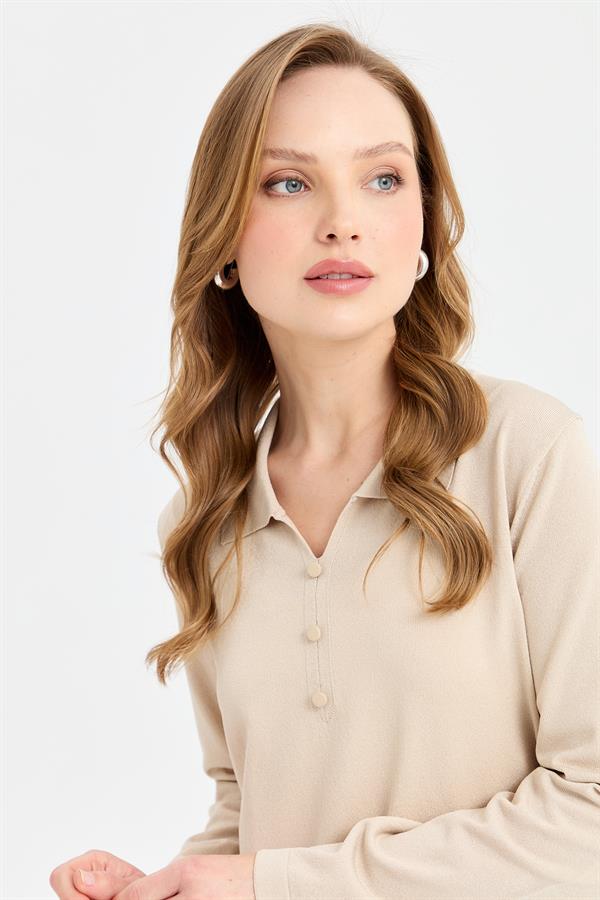 Женская блузка из тонкого трикотажа с воротником-поло