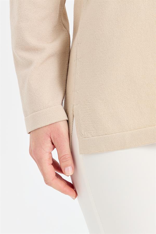 Женская блузка из тонкого трикотажа с воротником-поло