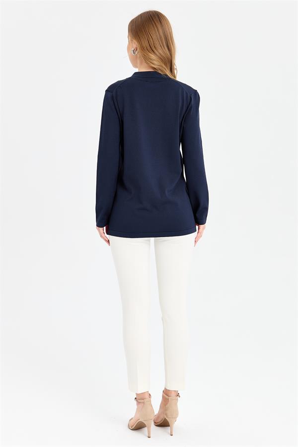 Женская блузка из тонкого трикотажа с воротником-поло