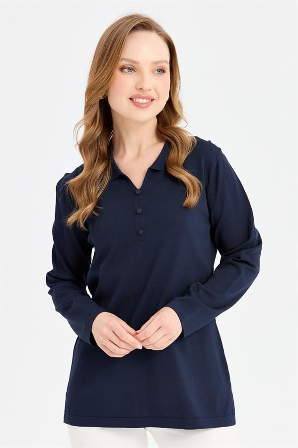 Женская блузка из тонкого трикотажа с воротником-поло