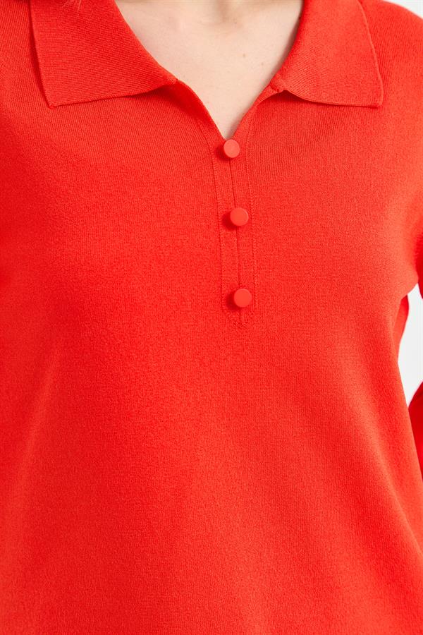 Женская блузка из тонкого трикотажа с воротником-поло