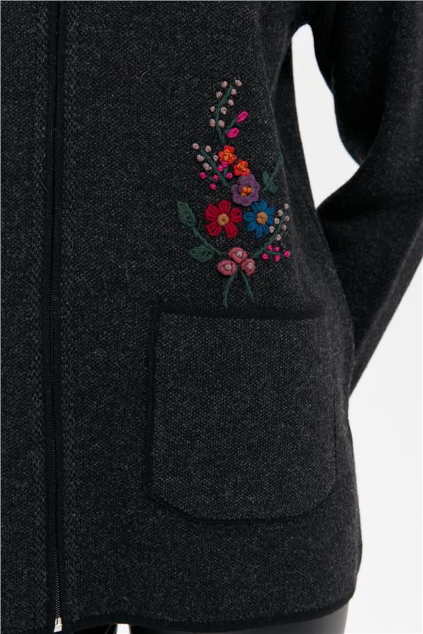 Kadın Polo Yaka İşlemeli Kısa Yün Hırka Siyah