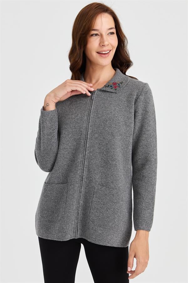 Женская шерстяная куртка с воротником-поло и кружевной вышивкой