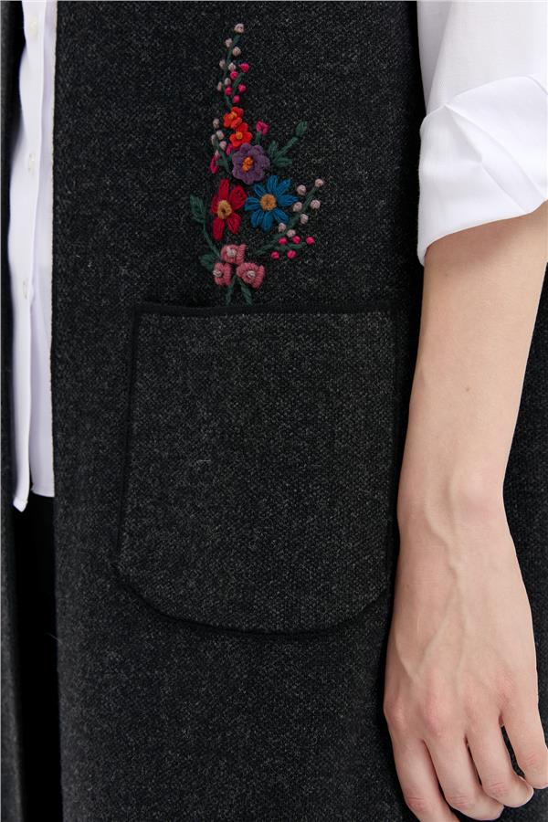 Kadın Polo Yaka Önü Açık İşlemeli Uzun Yün Yelek Siyah