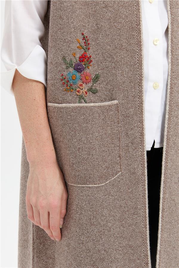 Kadın Polo Yaka Önü Açık İşlemeli Uzun Yün Yelek V.Bej