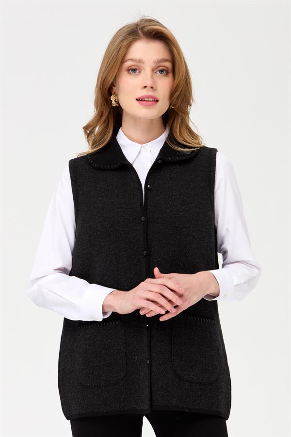 Женский шерстяной жилет с воротником-поло и карманами крючком черный