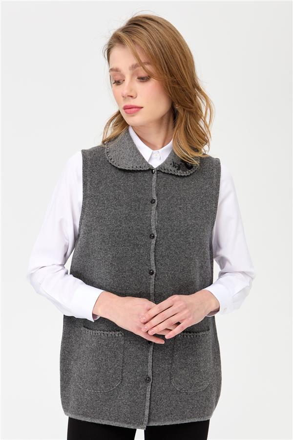 Женский шерстяной жилет с воротником-поло и карманами крючком копченый