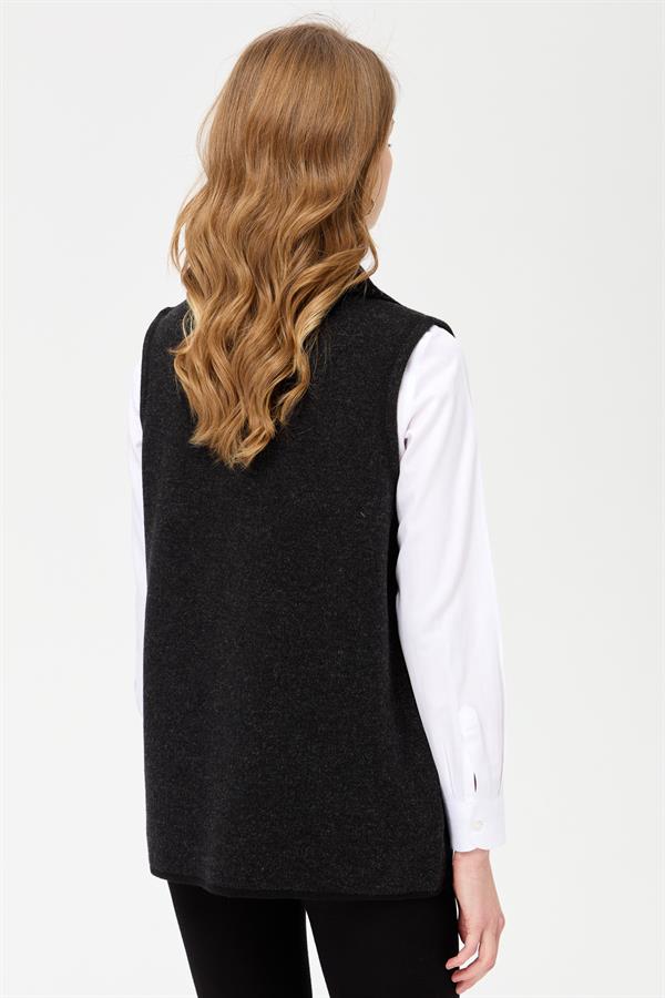 Женский шерстяной жилет с воротником-поло и карманами крючком черный