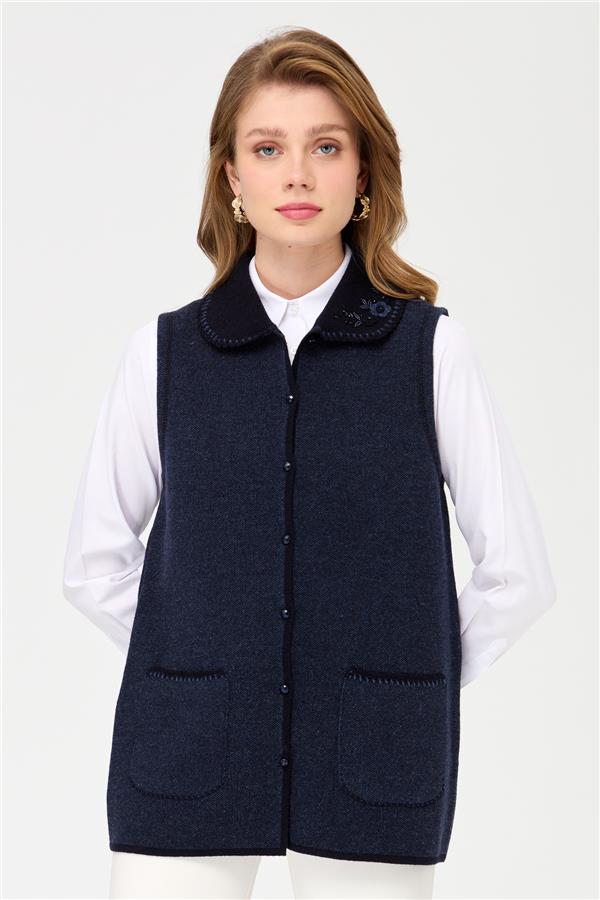 Женский шерстяной жилет с воротником-поло и карманами крючком темно-синий