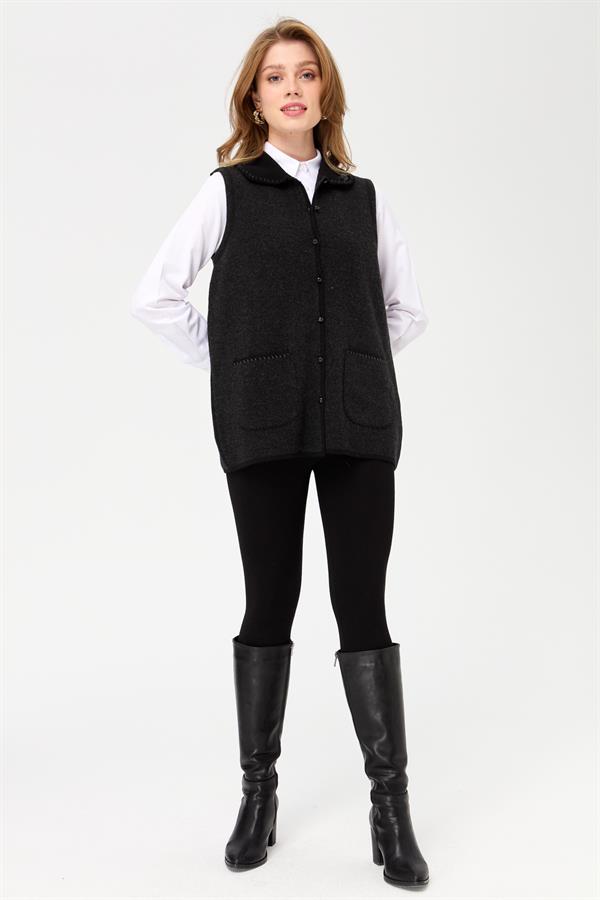 Женский шерстяной жилет с воротником-поло и карманами крючком черный