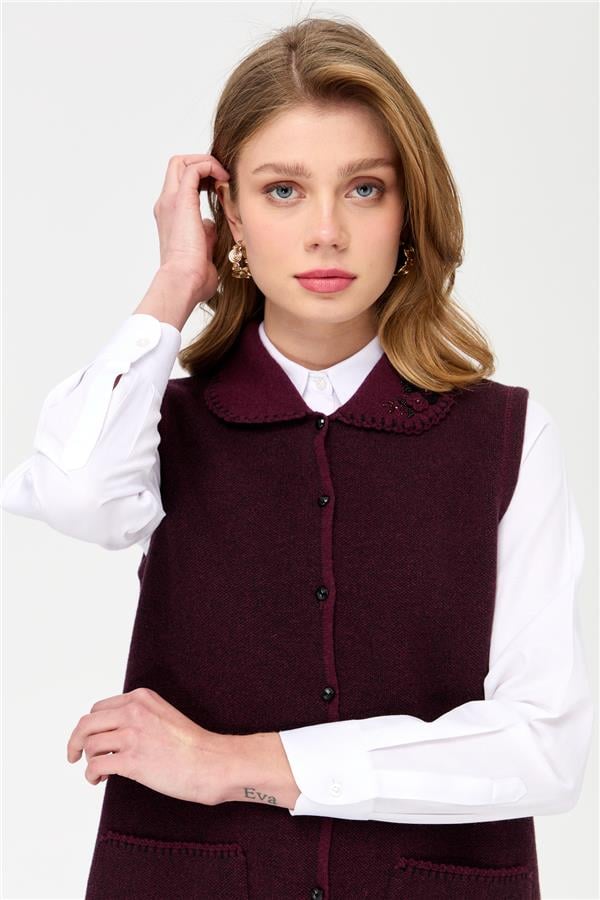 Женский шерстяной жилет с воротником-поло и карманами крючком сливовый цвет