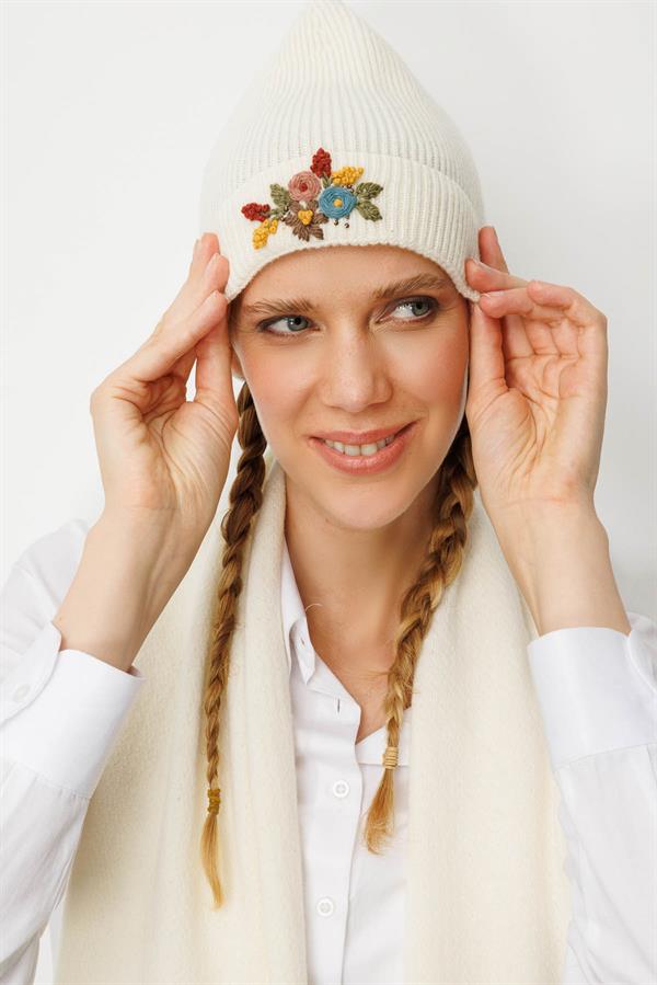 Kadın Rokoko Nakış İşlemeli Yün Bere Kemik