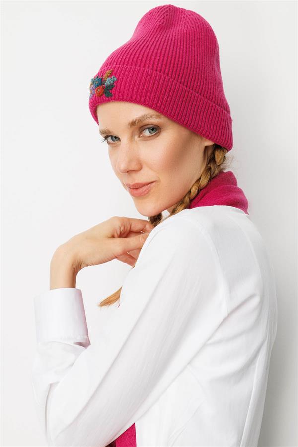 Kadın Rokoko Nakış İşlemeli Yün Bere Sıklamen